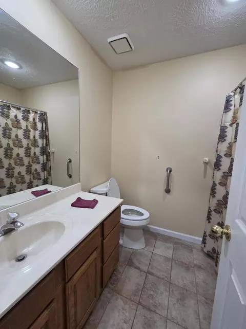 Bath - 4719 S Clifton Ct, Springfield, MO 65810 photo 6 of 10