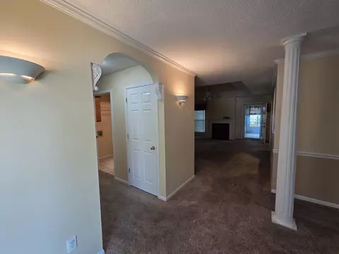 Entry Way - 4719 S Clifton Ct, Springfield, MO 65810 photo 1 of 3