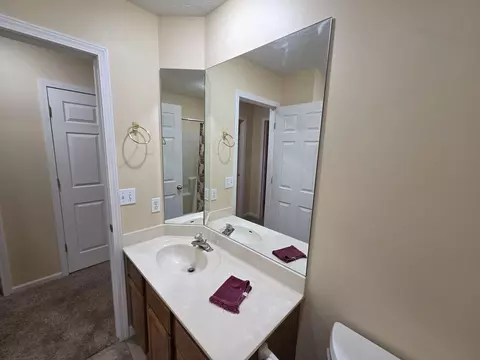 Bath - 4719 S Clifton Ct, Springfield, MO 65810 photo 8 of 10