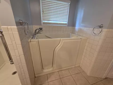Bath - 4719 S Clifton Ct, Springfield, MO 65810 photo 3 of 10