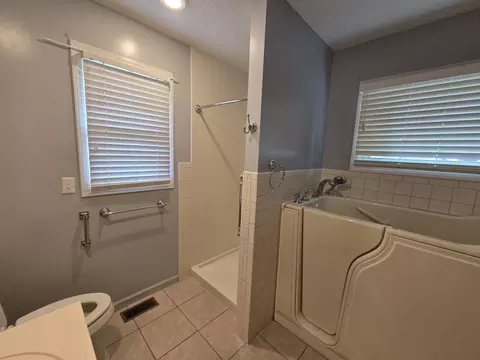 Bath - 4719 S Clifton Ct, Springfield, MO 65810 photo 1 of 10