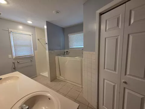 Bath - 4719 S Clifton Ct, Springfield, MO 65810 photo 9 of 10