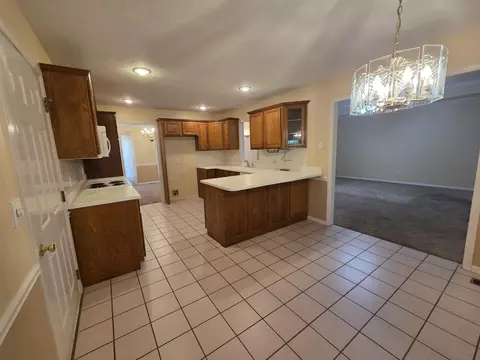 Kitchen - 4719 S Clifton Ct, Springfield, MO 65810 photo 6 of 7