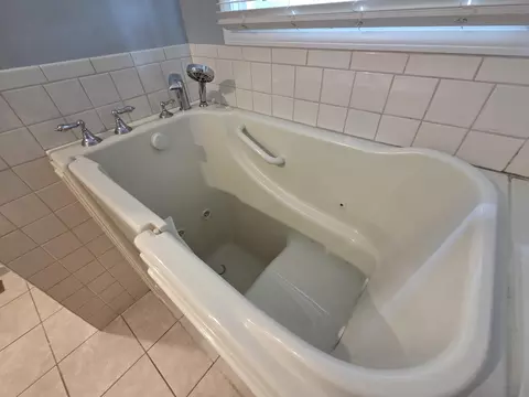 Bath - 4719 S Clifton Ct, Springfield, MO 65810 photo 4 of 10