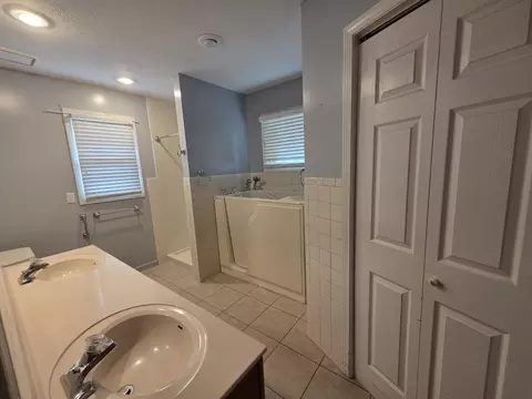Bath - 4719 S Clifton Ct, Springfield, MO 65810 photo 5 of 10
