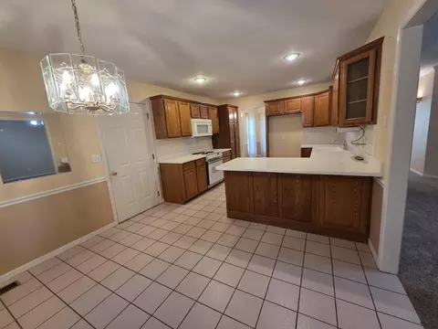 Kitchen - 4719 S Clifton Ct, Springfield, MO 65810 photo 5 of 7