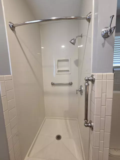 Bath - 4719 S Clifton Ct, Springfield, MO 65810 photo 2 of 10
