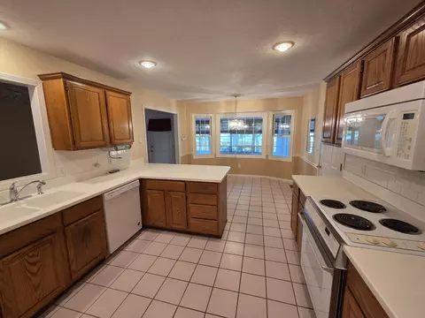 Kitchen - 4719 S Clifton Ct, Springfield, MO 65810 photo 4 of 7