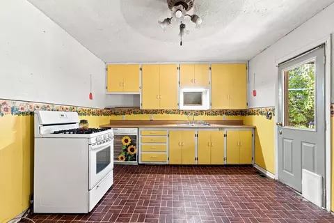 Kitchen - 2829 E 13th St, Joplin, MO 64801 photo 3 of 4