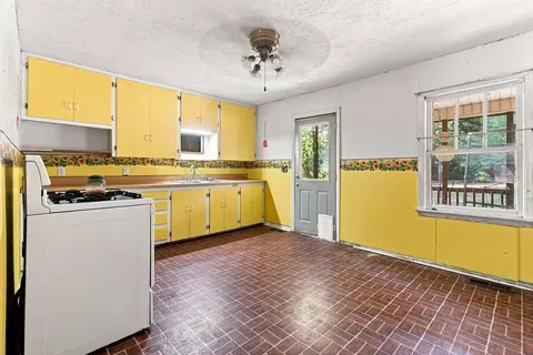 Kitchen - 2829 E 13th St, Joplin, MO 64801 photo 1 of 4