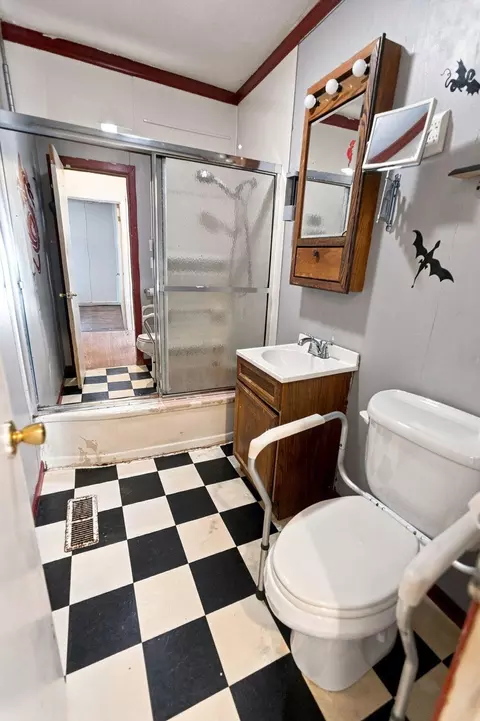 Bath - 2829 E 13th St, Joplin, MO 64801 photo 1 of 1