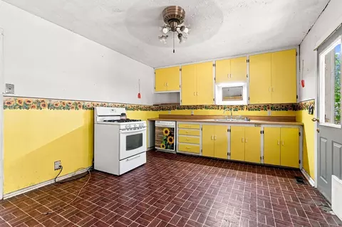 Kitchen - 2829 E 13th St, Joplin, MO 64801 photo 2 of 4