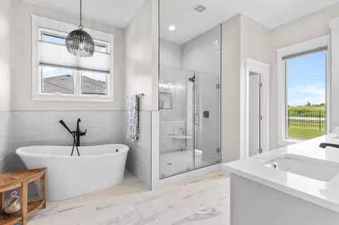 Bath - 3958 E Dunrobin Dr, Springfield, MO 65809 photo 2 of 9