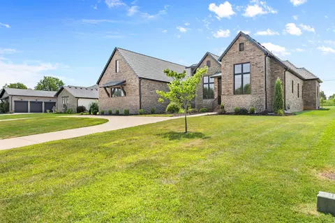 Exterior - 3958 E Dunrobin Dr, Springfield, MO 65809 photo 6 of 10