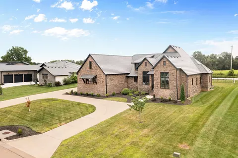 Exterior - 3958 E Dunrobin Dr, Springfield, MO 65809 photo 3 of 10