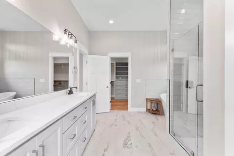 Bath - 3958 E Dunrobin Dr, Springfield, MO 65809 photo 6 of 9