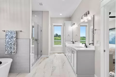 Bath - 3958 E Dunrobin Dr, Springfield, MO 65809 photo 3 of 9