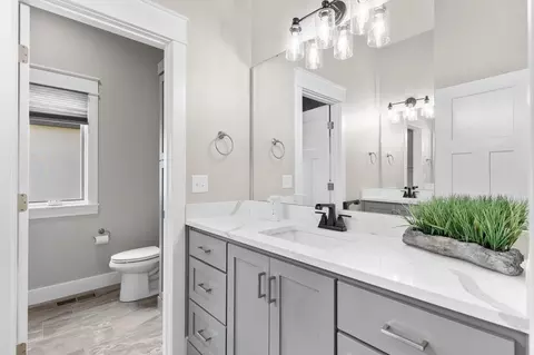 Bath - 3958 E Dunrobin Dr, Springfield, MO 65809 photo 8 of 9