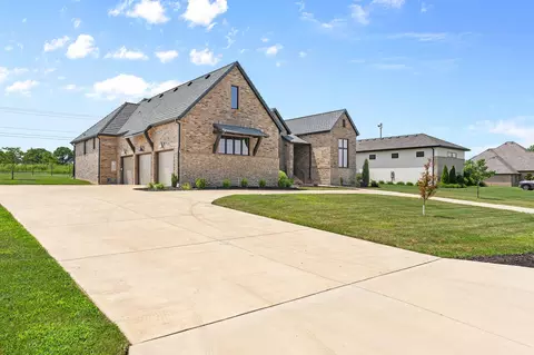 Exterior - 3958 E Dunrobin Dr, Springfield, MO 65809 photo 5 of 10