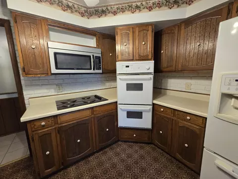 Kitchen - 23042 Indian Ln, Hermitage, MO 65668 photo 4 of 6