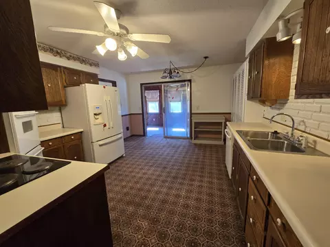 Kitchen - 23042 Indian Ln, Hermitage, MO 65668 photo 3 of 6