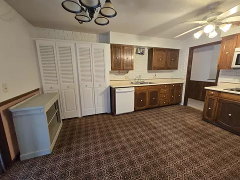 Kitchen - 23042 Indian Ln, Hermitage, MO 65668 photo 5 of 6