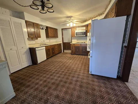 Kitchen - 23042 Indian Ln, Hermitage, MO 65668 photo 2 of 6