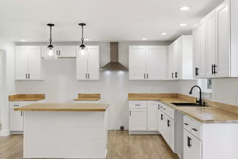 Kitchen - 1255 E Bonaire Dr, Springfield, MO 65803 photo 3 of 3