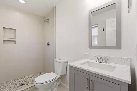 Bath - 1255 E Bonaire Dr, Springfield, MO 65803 photo 2 of 3