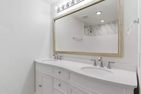 Bath - 1255 E Bonaire Dr, Springfield, MO 65803 photo 1 of 3