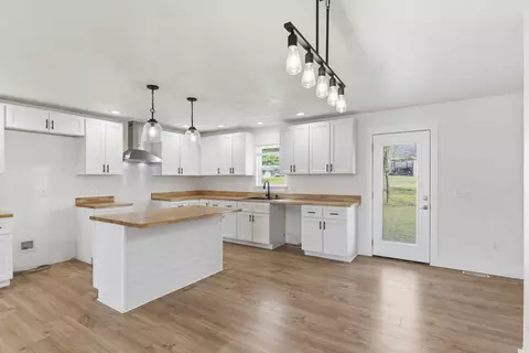 Kitchen - 1255 E Bonaire Dr, Springfield, MO 65803 photo 1 of 3
