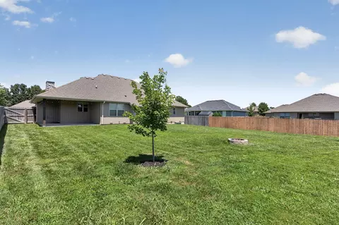 Exterior - 5746 E Park Pl, Strafford, MO 65757 photo 4 of 6