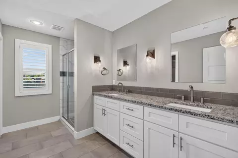 Bath - 5746 E Park Pl, Strafford, MO 65757 photo 1 of 3