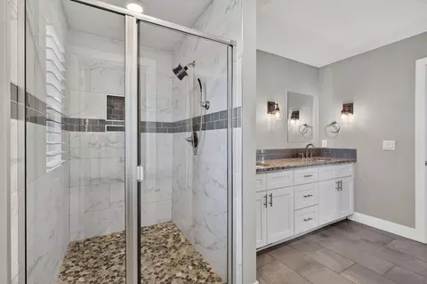 Bath - 5746 E Park Pl, Strafford, MO 65757 photo 2 of 3