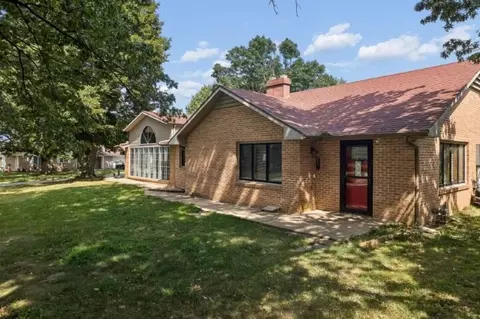 Exterior - 301 E Walnut St, Aurora, MO 65605 photo 2 of 5