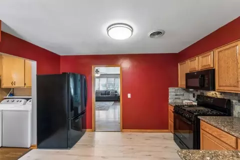 Entry Way - 301 E Walnut St, Aurora, MO 65605 photo 1 of 4