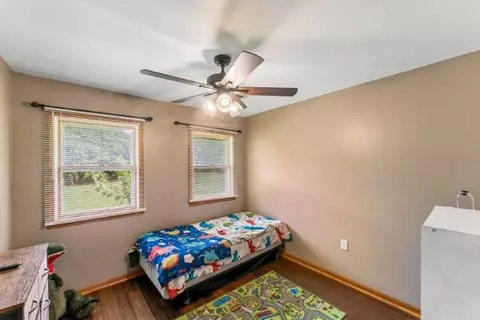 Bedroom - 301 E Walnut St, Aurora, MO 65605 photo 3 of 4