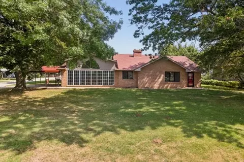 Exterior - 301 E Walnut St, Aurora, MO 65605 photo 1 of 5