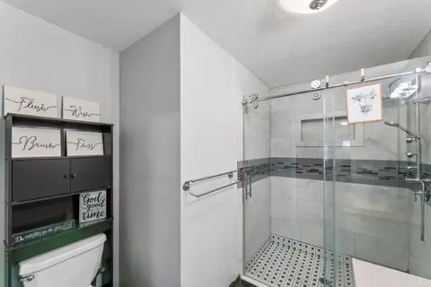 Bath - 301 E Walnut St, Aurora, MO 65605 photo 1 of 4