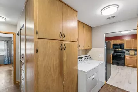 Entry Way - 301 E Walnut St, Aurora, MO 65605 photo 3 of 4