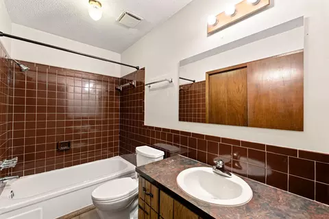 Bath - 2013 S Grant Ave, Springfield, MO 65807 photo 1 of 2