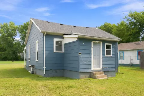 Exterior - 2424 W Elm St, Springfield, MO 65806 photo 5 of 8