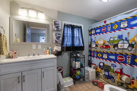 Bath - 1409 S Maple St, Carthage, MO 64836 photo 2 of 2