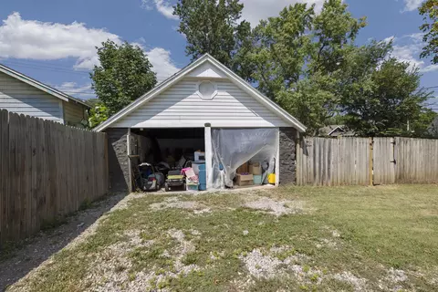 Exterior - 1409 S Maple St, Carthage, MO 64836 photo 2 of 3