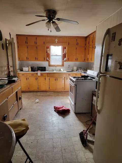 Kitchen - 1401 E Broadway St, Monett, MO 65708 photo 3 of 3