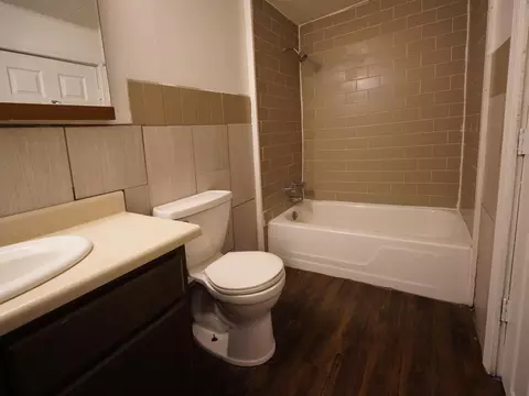 Bath - 801 S Newton Ave, Springfield, MO 65806 photo 3 of 6