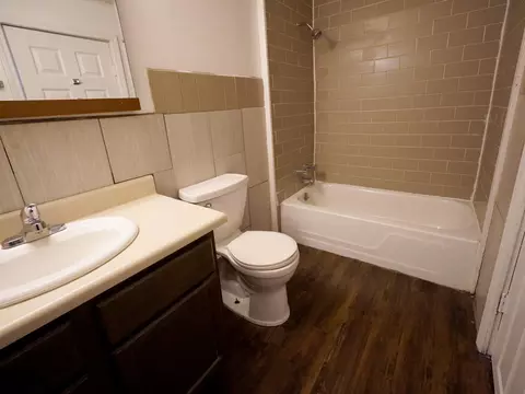 Bath - 801 S Newton Ave, Springfield, MO 65806 photo 4 of 6