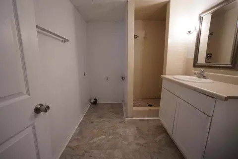 Bath - 801 S Newton Ave, Springfield, MO 65806 photo 6 of 6