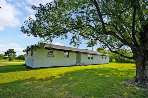 Exterior - 3760 E Shelby Rd, Springfield, MO 65803 photo 3 of 4