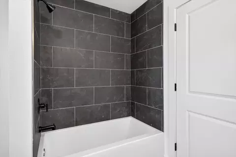 Bath - 3760 E Shelby Rd, Springfield, MO 65803 photo 2 of 4